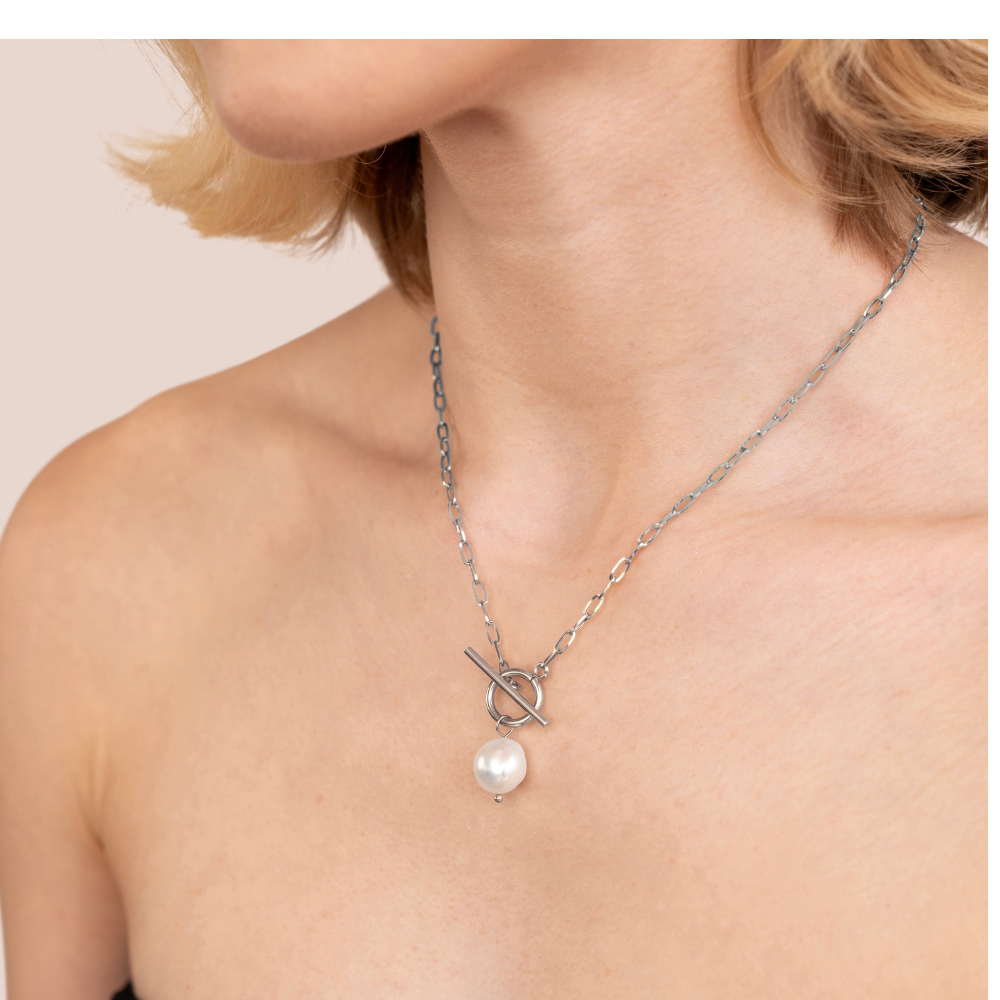 Elegant silver necklace with freshwater pearl