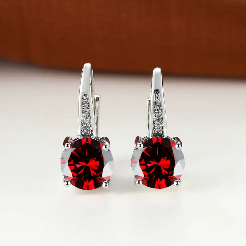Elegant White Gold Earrings with Refined Details