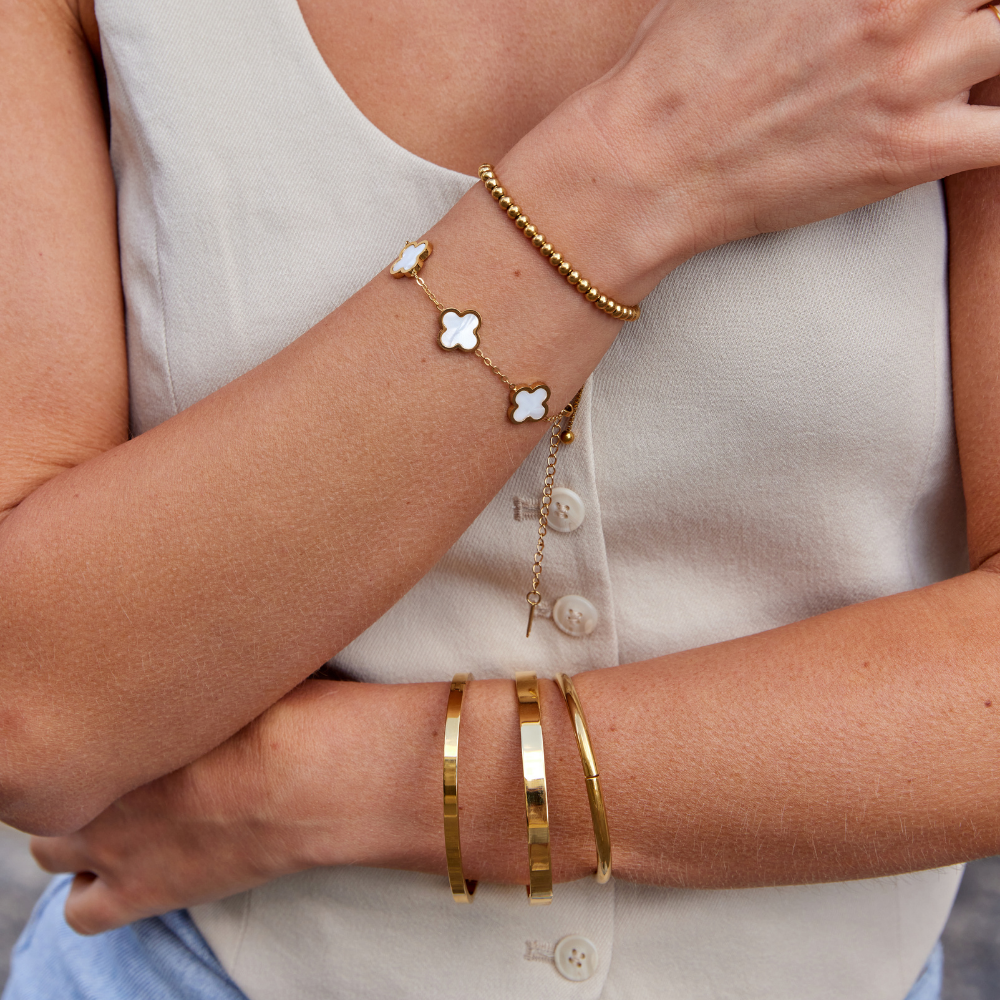 Elegant gold bangle with refined lines