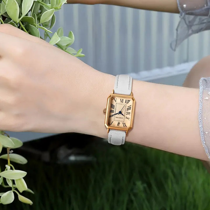 Elegant gold watch with a refined little stone