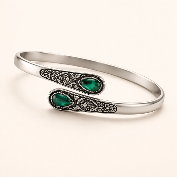 Soft Glow white gold bracelet with delicate details