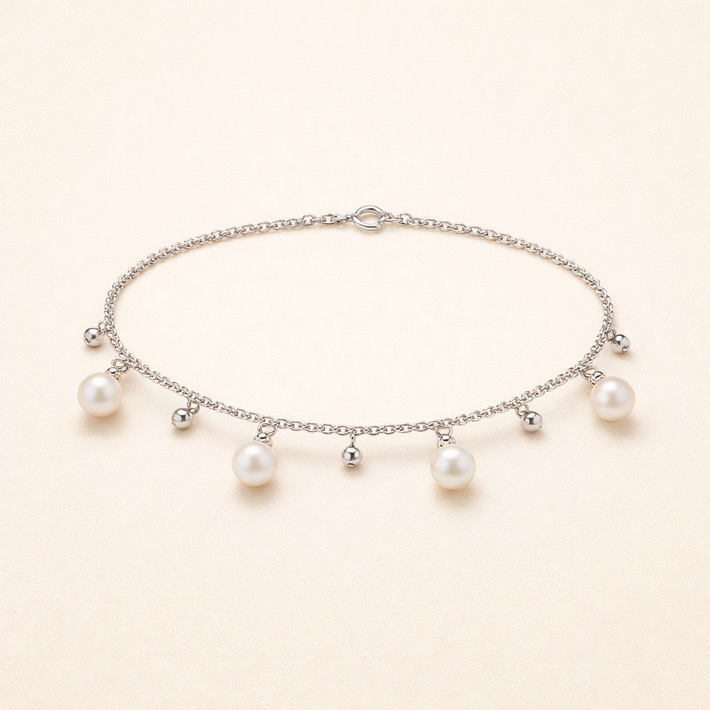 Silver bracelet with elegant pearl and subtle details