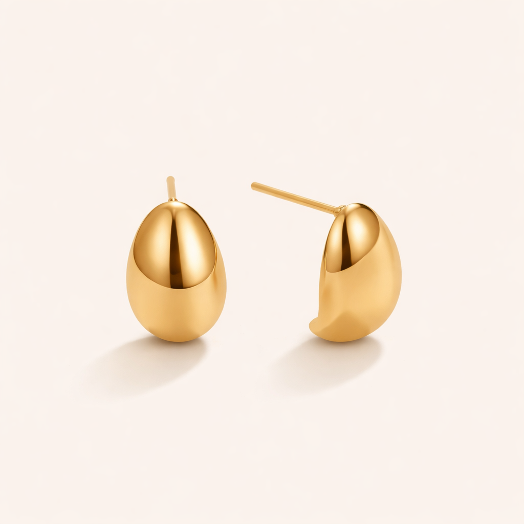 Elegant gold earrings with a refined curve