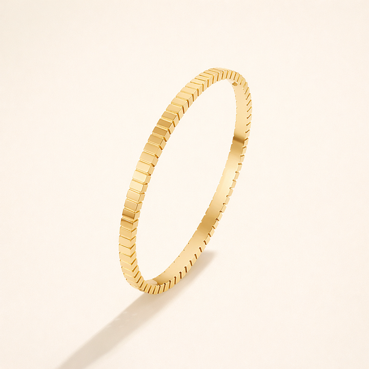 Gold bracelet with refined simplicity