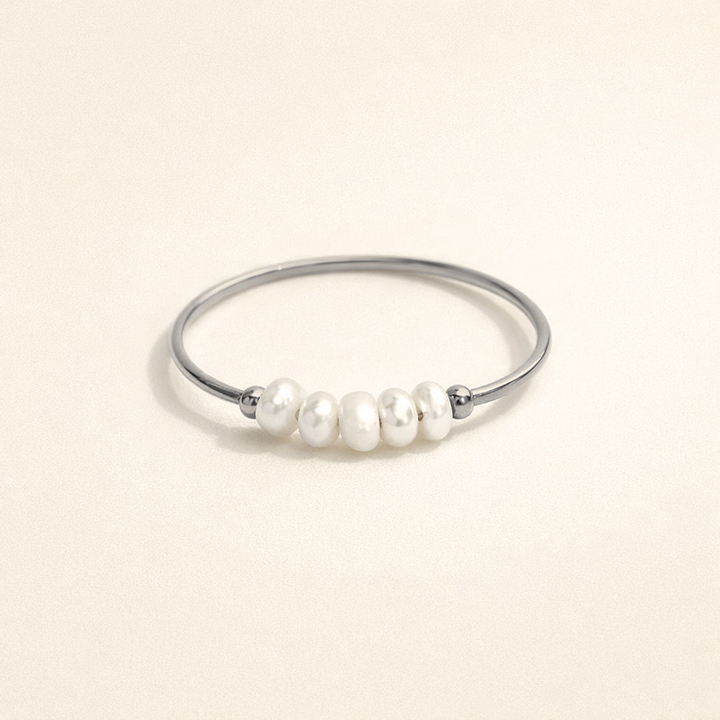 Elegant silver ring with classic freshwater pearl