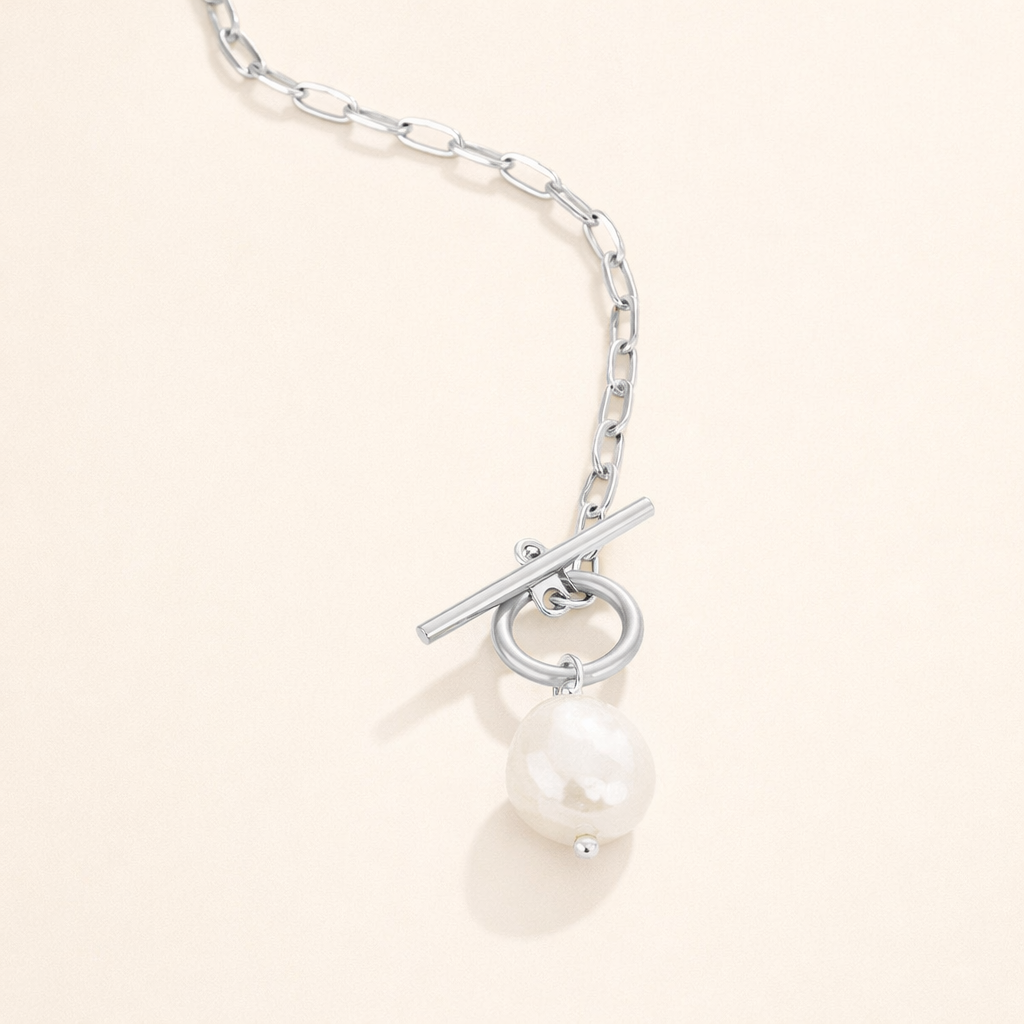 Elegant silver necklace with freshwater pearl