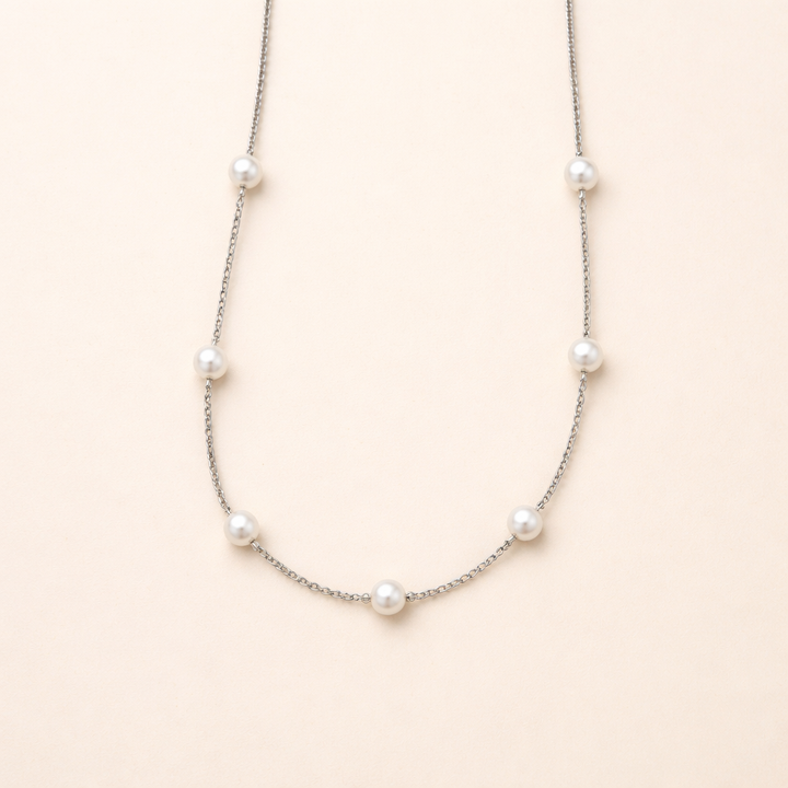Elegant silver necklace with pearl and refined details