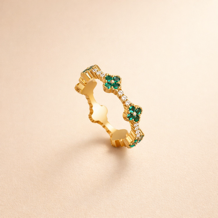 Four-leaf clover ring in silver with sparkling crystals