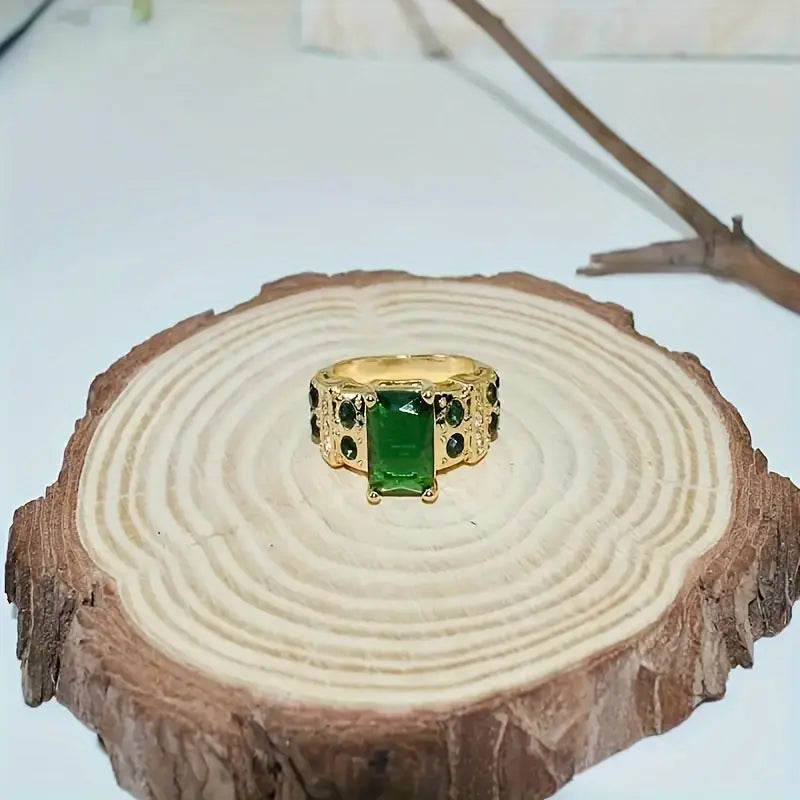 Elegant Gold Ring with Refined Details