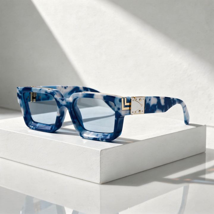 Square Sunglasses with Gold-Coloured Hinge and UV400 Protection