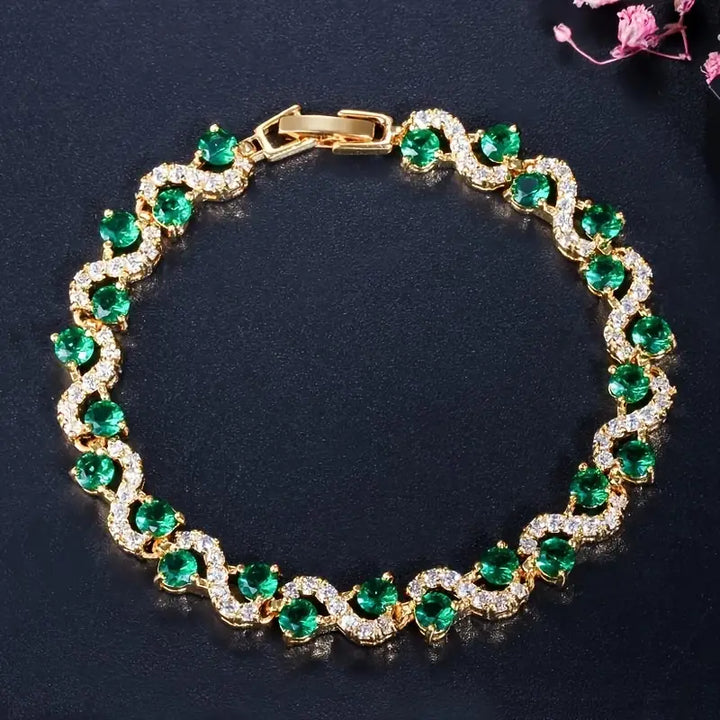 Refined gold bracelet with a delicate link