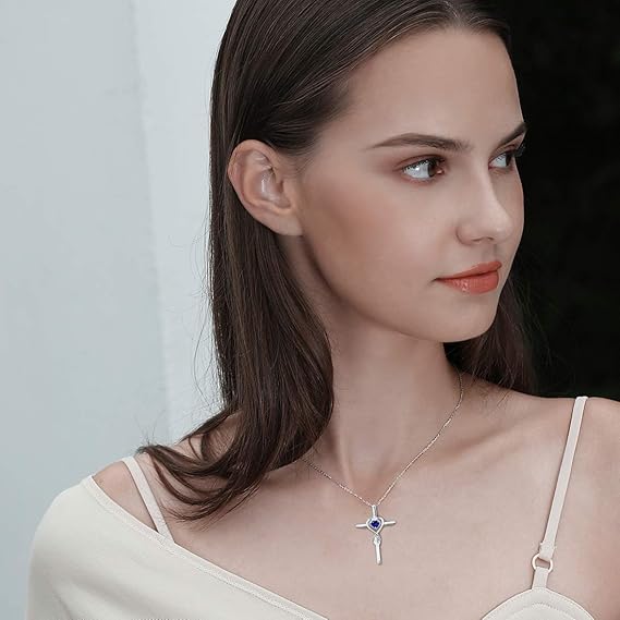 Elegant white gold necklace with sapphire heart stone