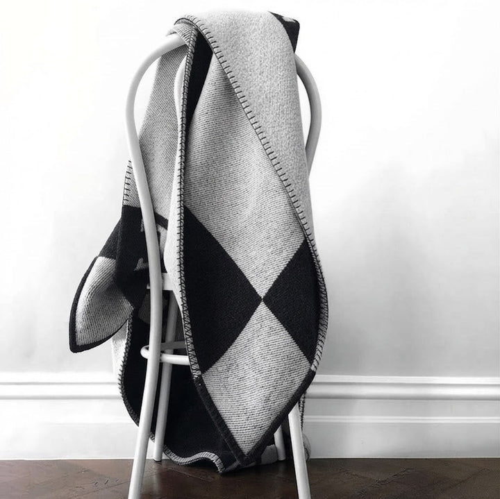 Elegant Wool and Cashmere Blanket for a Luxury Home