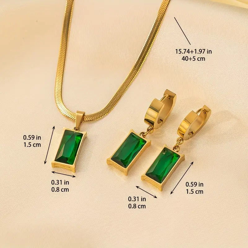 Elegant gold necklace with refined little pendant