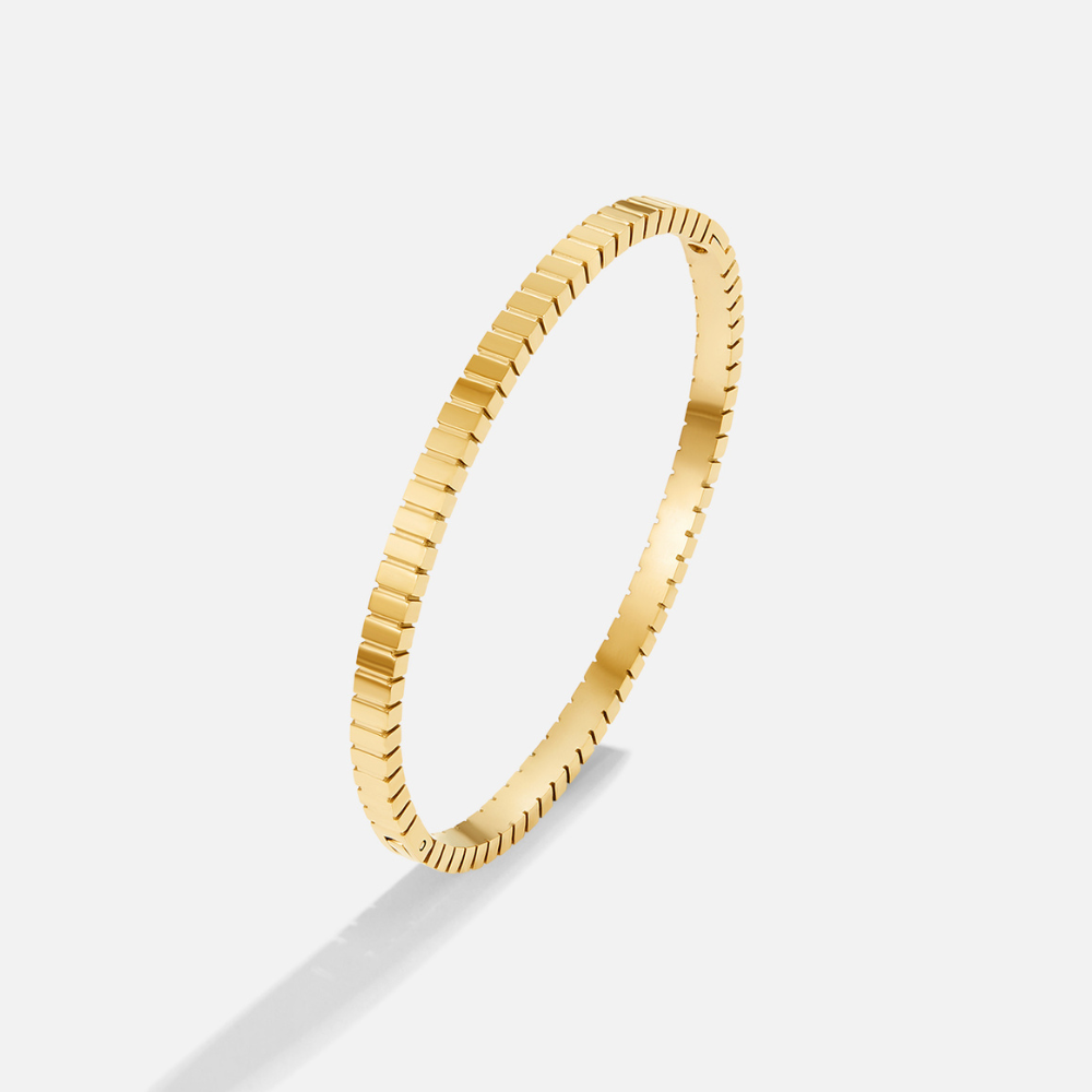 Gold bracelet with refined simplicity