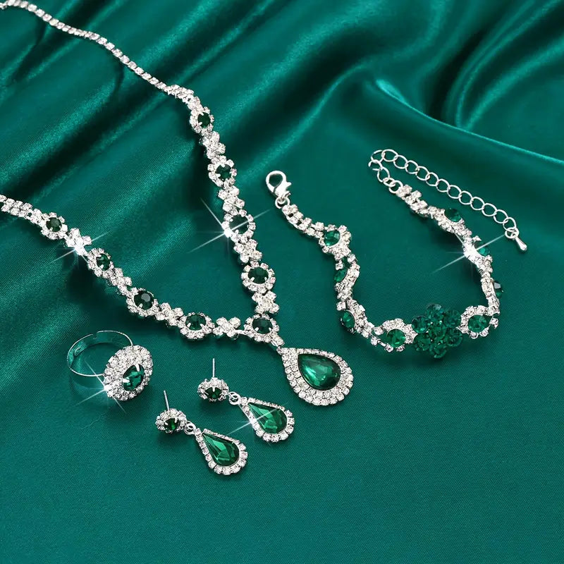Elegant white gold jewellery set with refined details