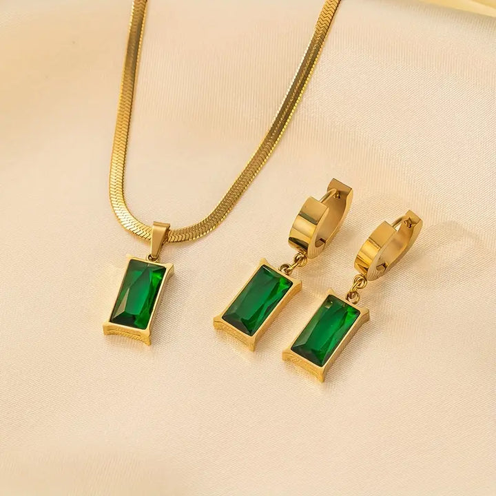 Elegant gold necklace with refined little pendant