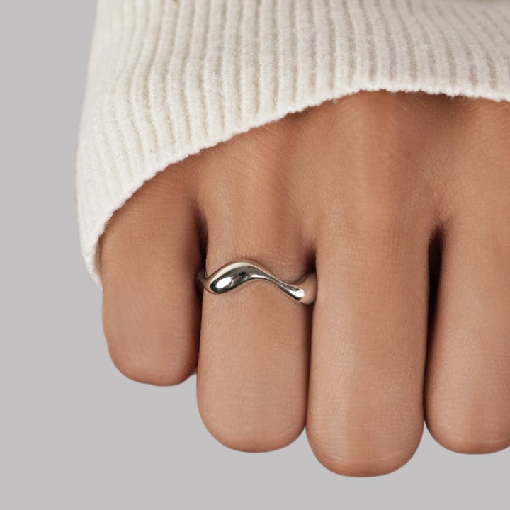 Elegant silver wave ring with refined lines