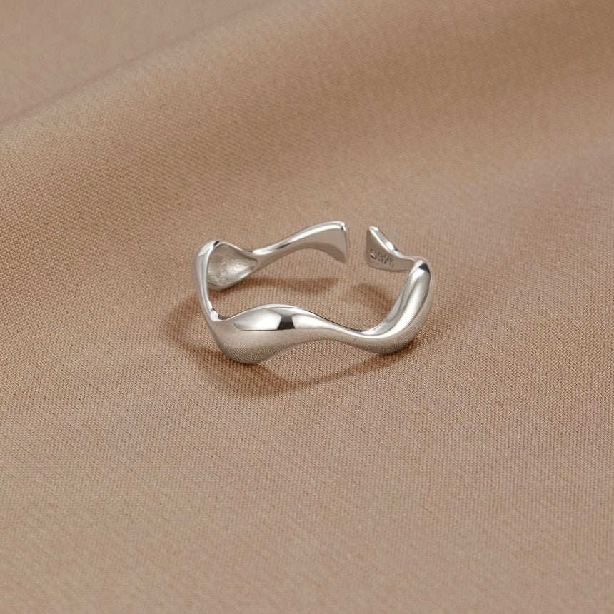 Elegant silver wave ring with refined lines