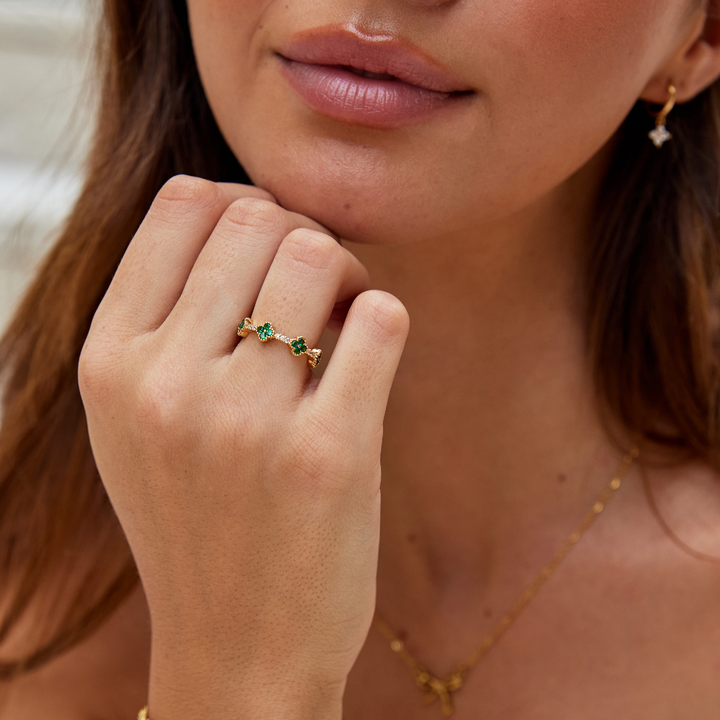 Four-leaf clover ring in silver with sparkling crystals