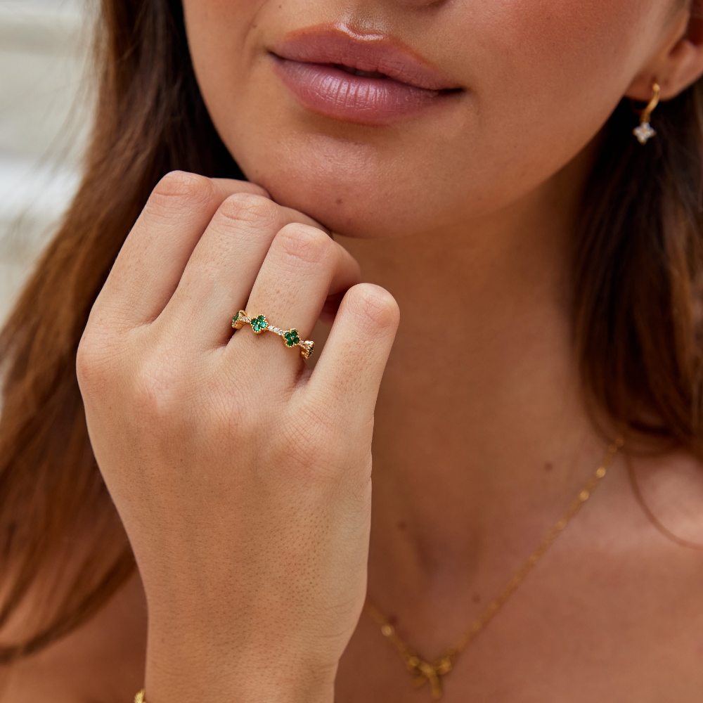 Refined crystal four-leaf clover ring in silver