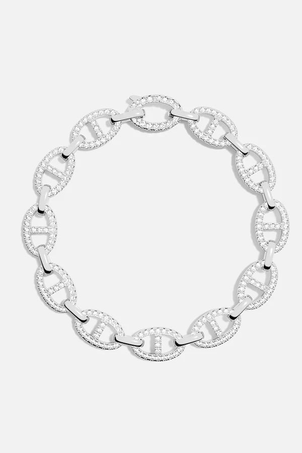 Soft white gold bracelet with delicate details