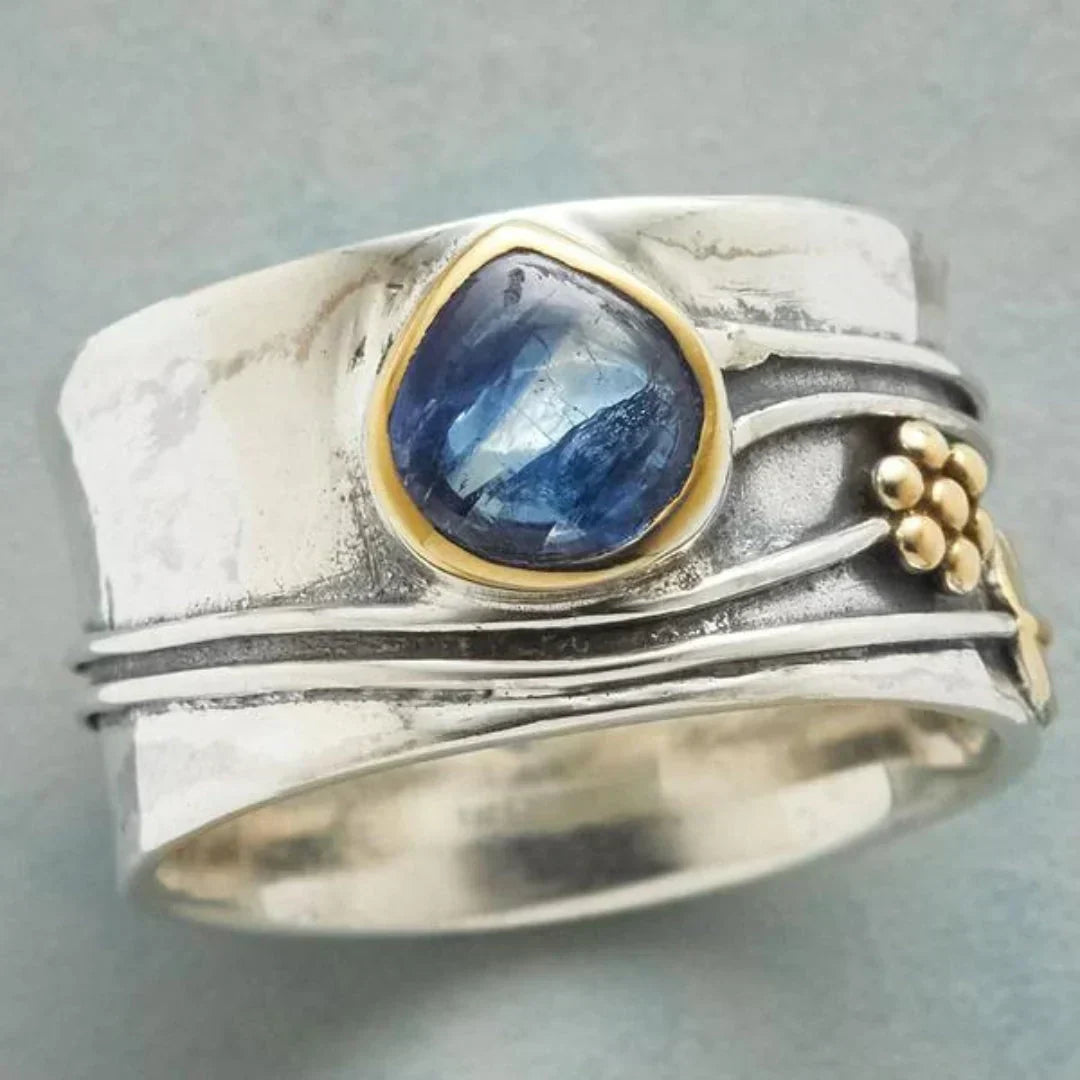 Soft Rose Gold Ring with a Refined Little Stone
