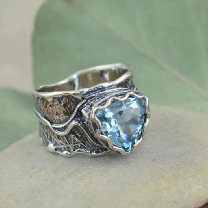 Elegant Ring with Sapphire in Rose Gold