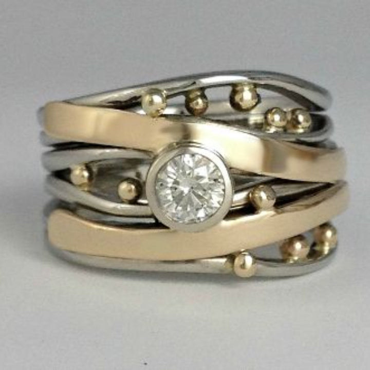 Elegant gold ring with vintage cubic zirconia inlay