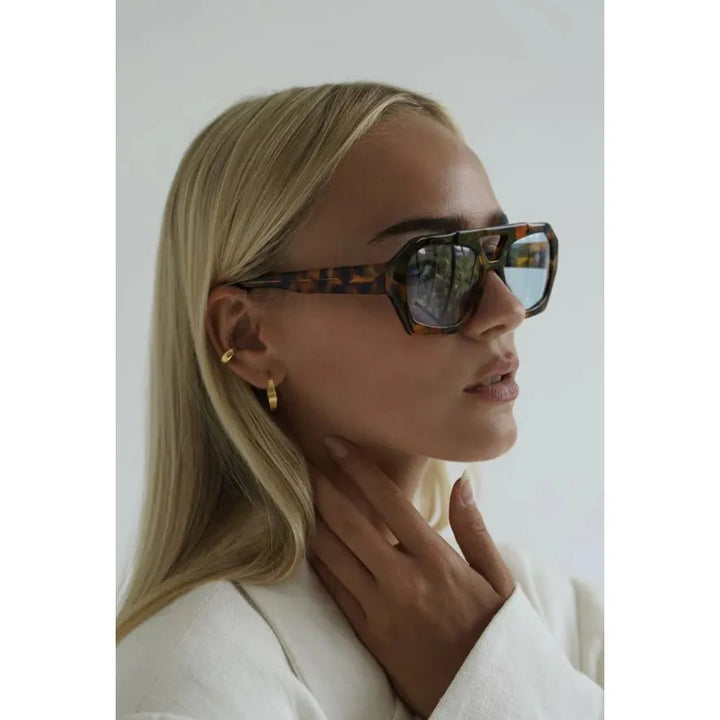 Fashionable Sunglasses with Glamorous Details – Nova