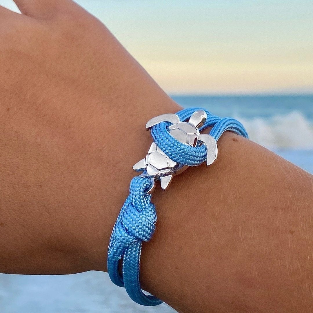 Elegant silver bracelet with sea turtle motif