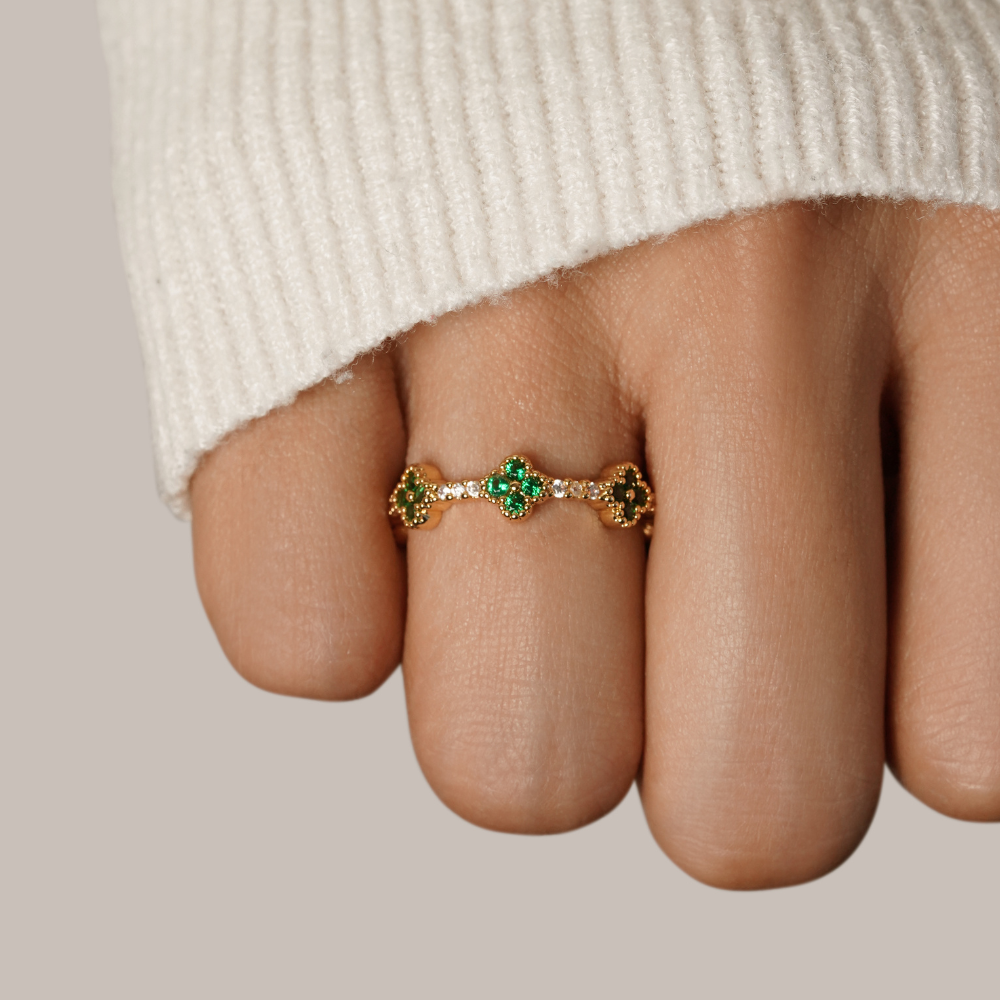 Refined crystal four-leaf clover ring in silver