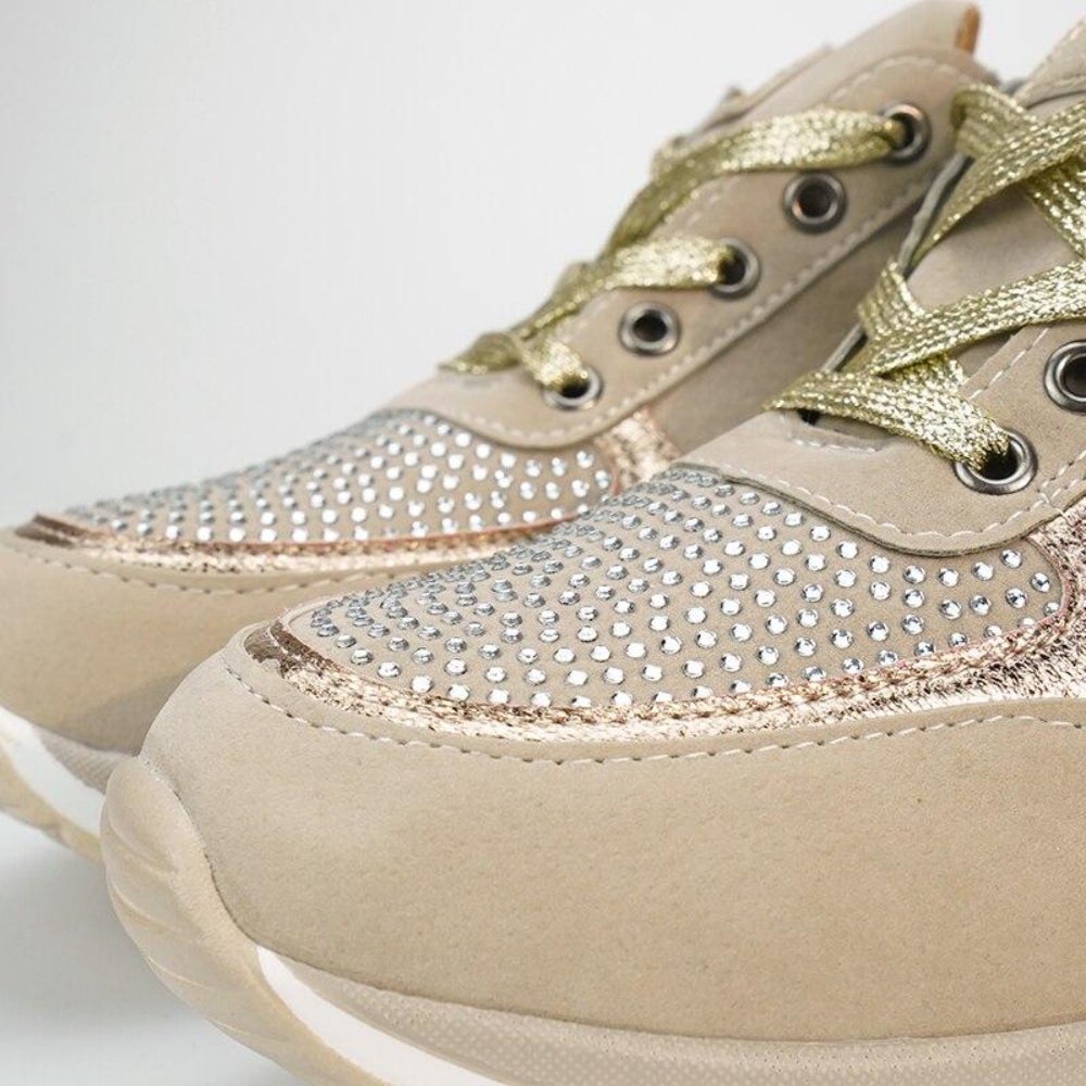 Comfortable women's shoes with arch support and non-slip sole