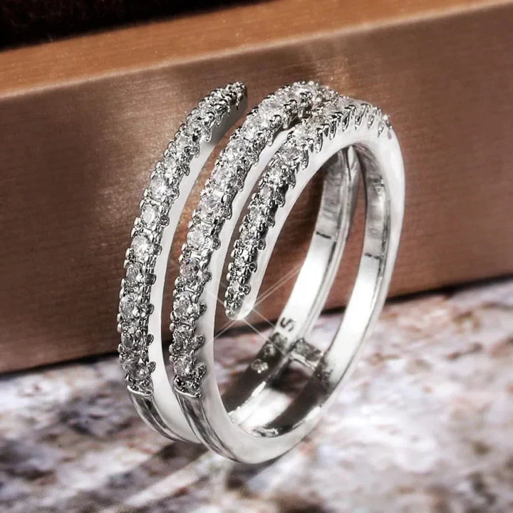 Elegant White Gold Ring with Refined Design