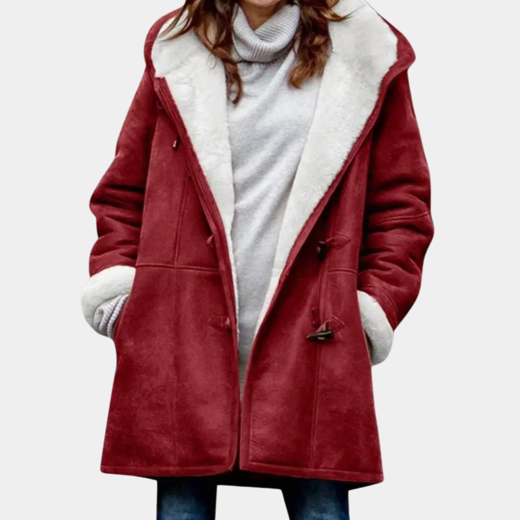 Lange rode winterjas voor dames met witte voering, knopen en capuchon. Stijlvolle warme damesjas, ideaal voor koude seizoenen.