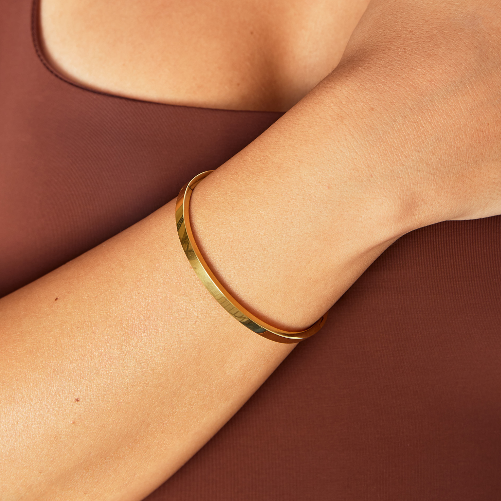 Elegant gold bangle with refined lines