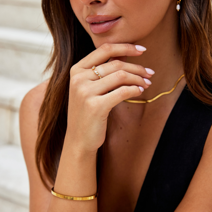 Soft shine gold ring with crystal