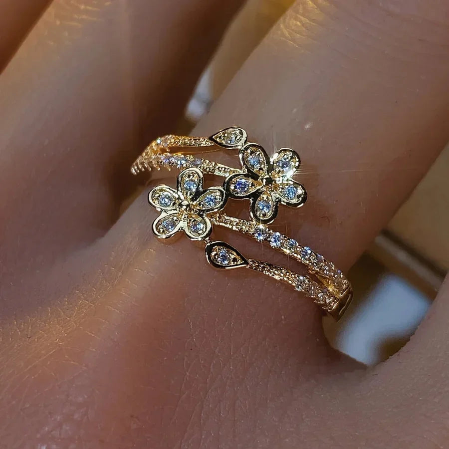 Subtle gold ring with clear flower