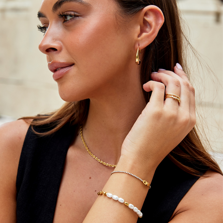 Elegant gold bracelet with sparkling crystals