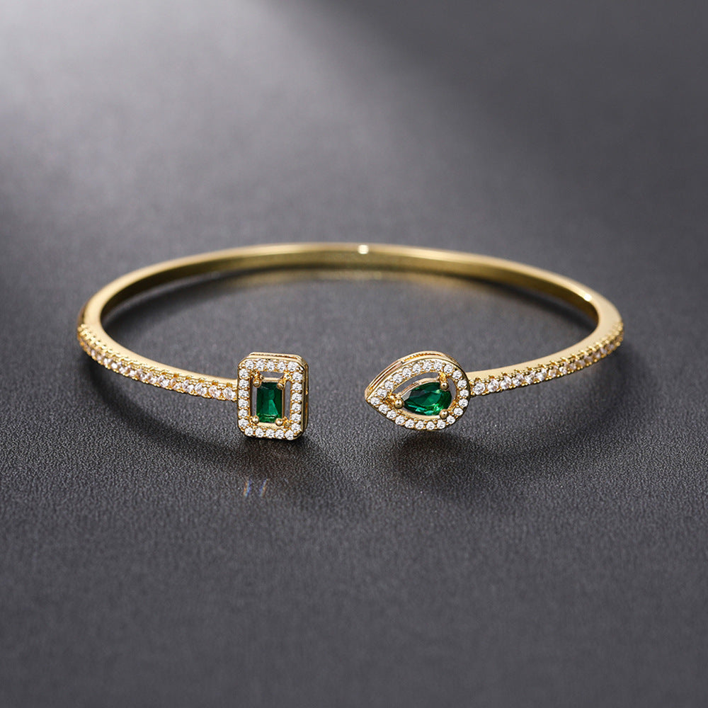 Elegant Gold Bracelet with Refined Details