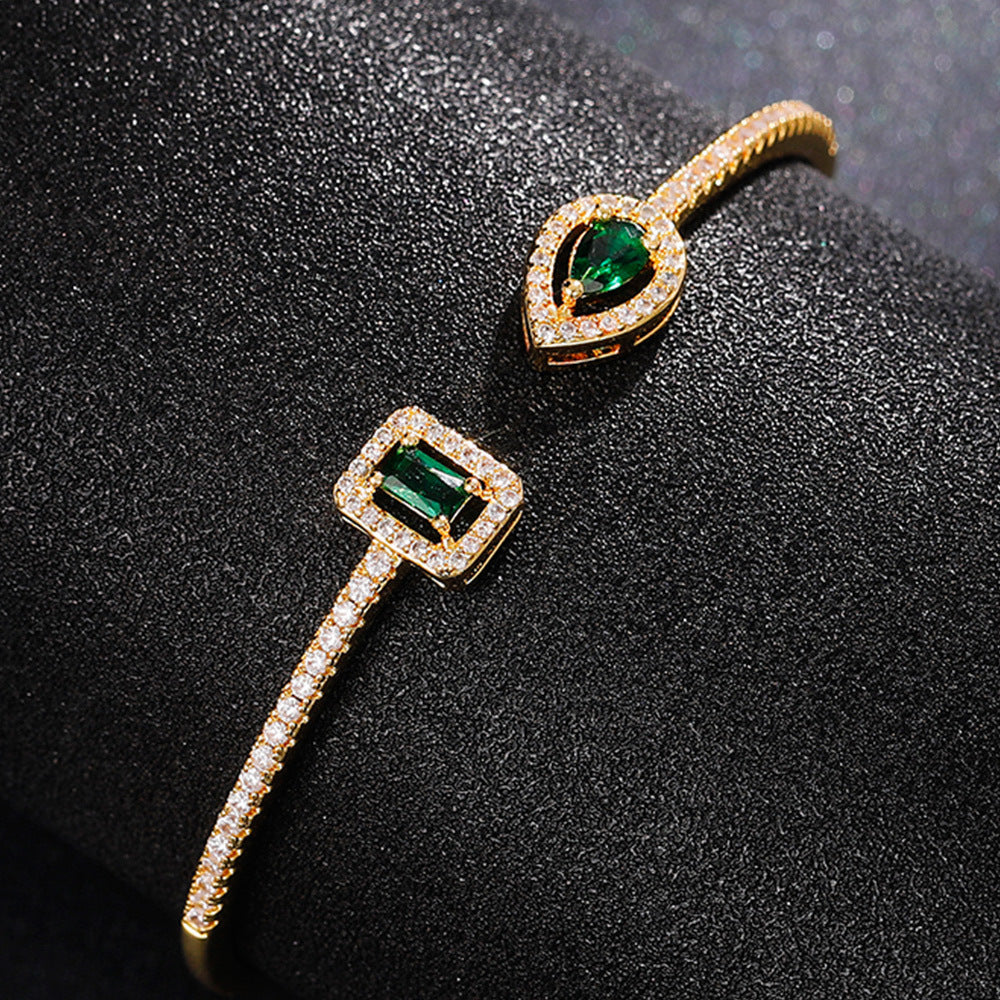 Elegant Gold Bracelet with Refined Details