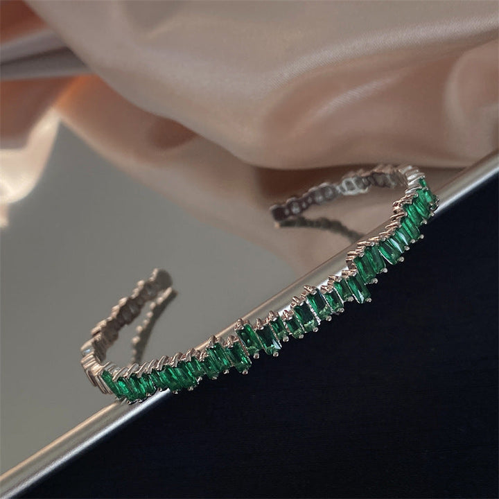 Elegant White Gold Bracelet with Refined Details