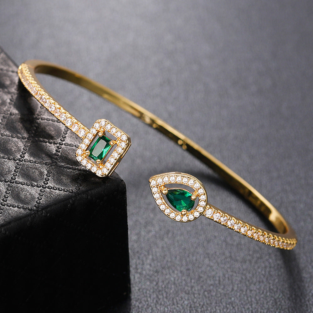 Elegant Gold Bracelet with Refined Details