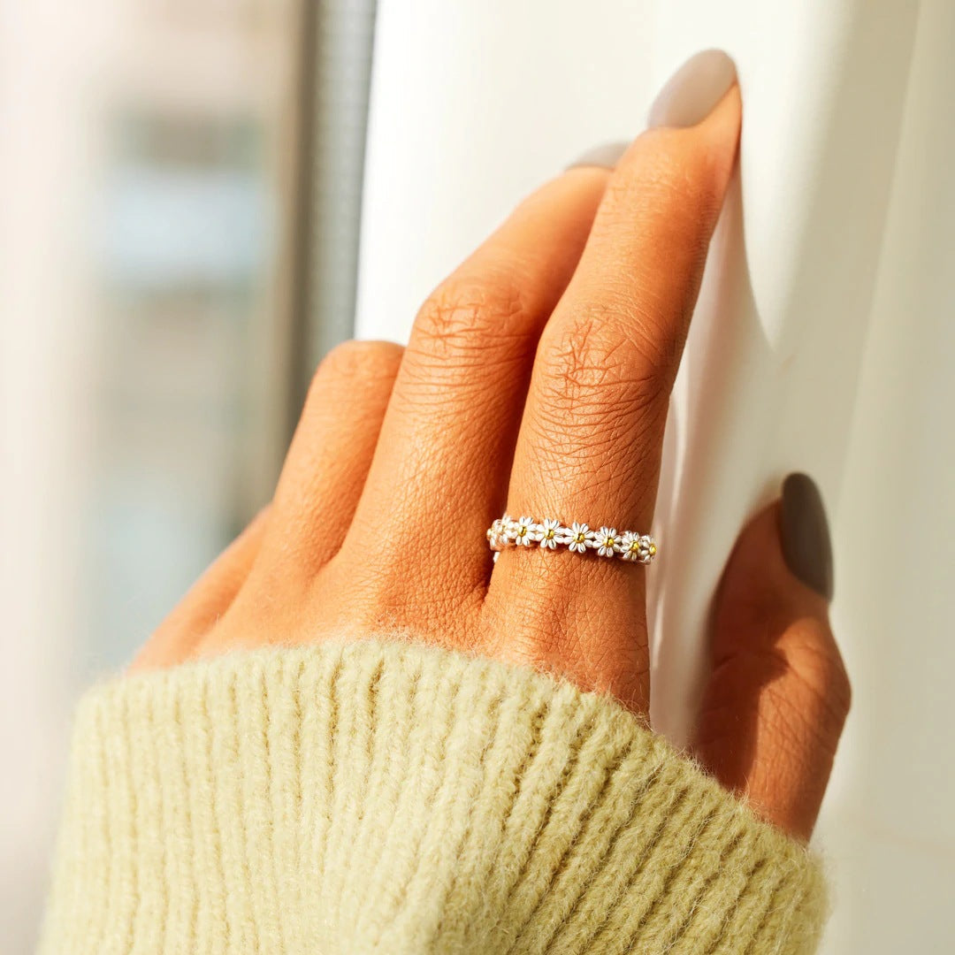 Refined silver flower ring
