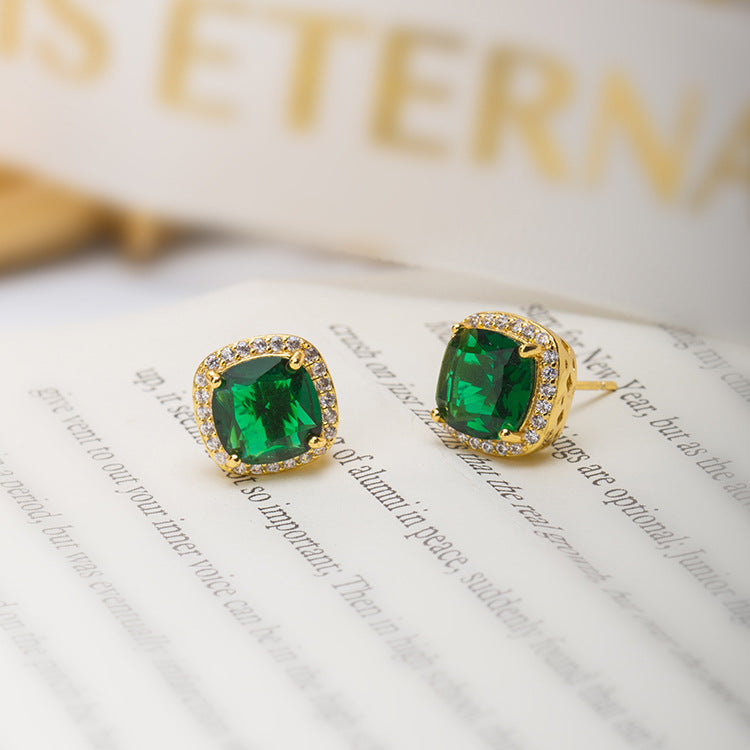 Elegant Gold Earrings with Refined Details