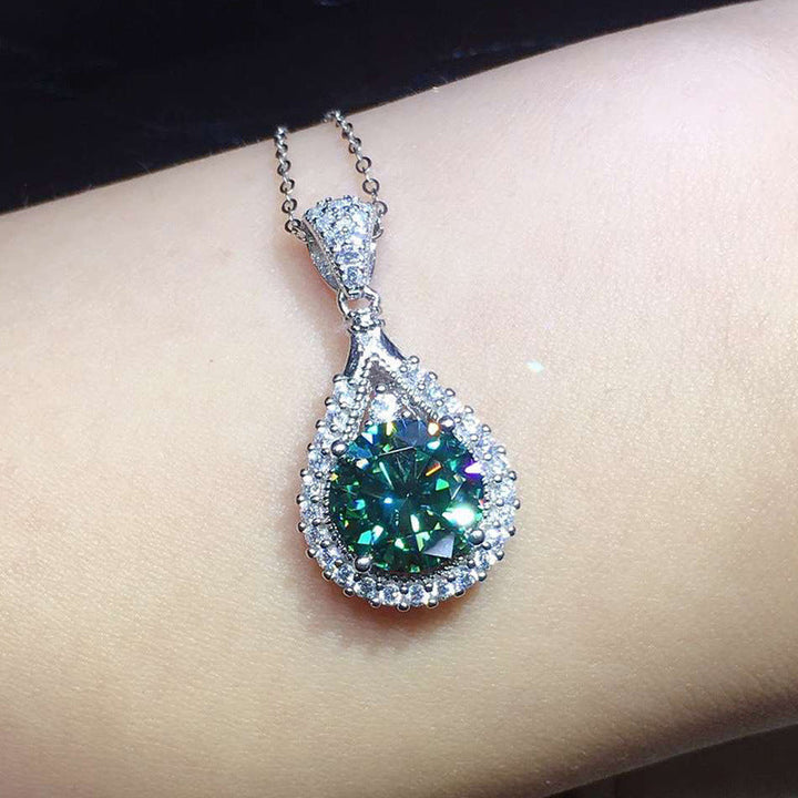 Elegant white gold necklace with refined hanging link