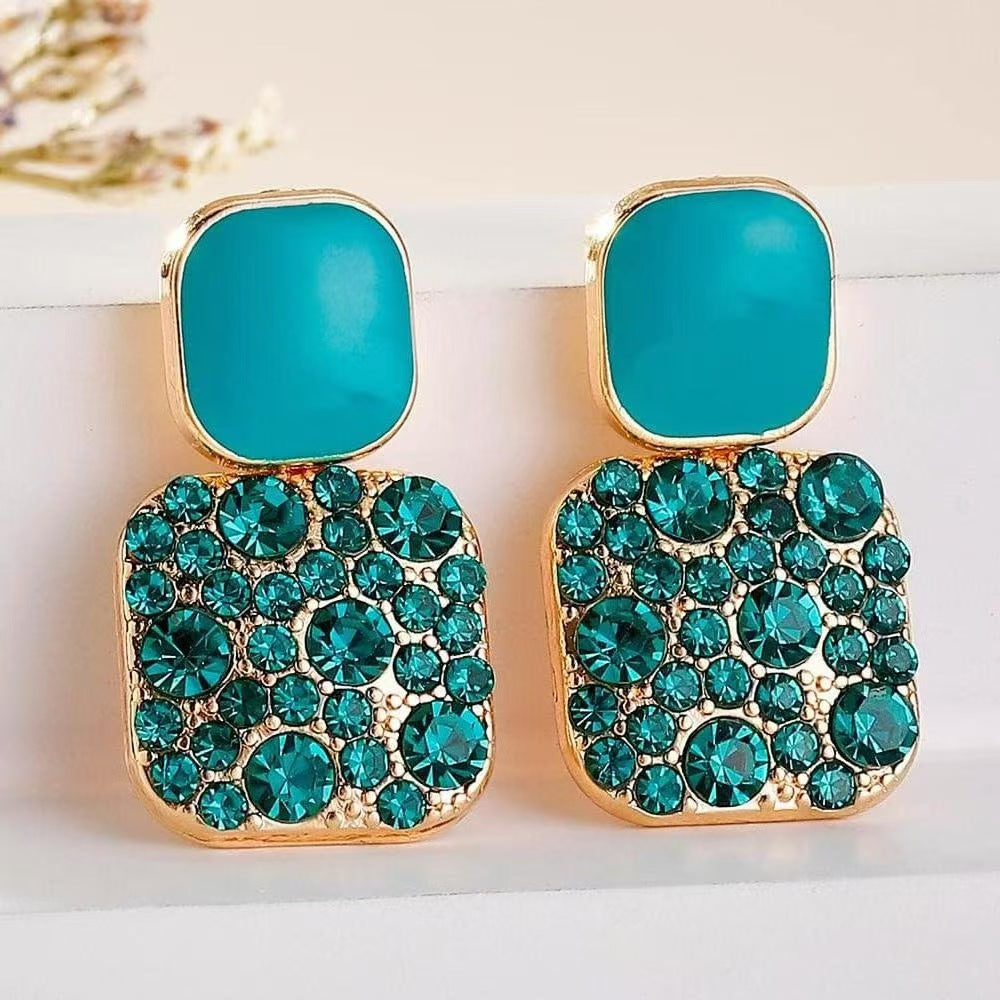 Elegant Gold Earrings with Refined Details