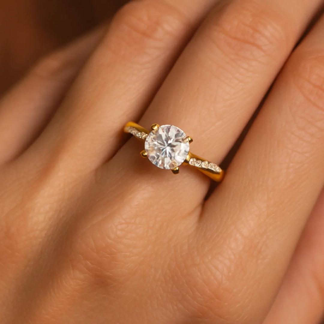 Elegant ring with crystals in gold and silver