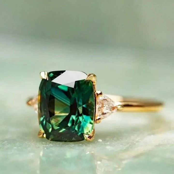 Refined emerald green ring