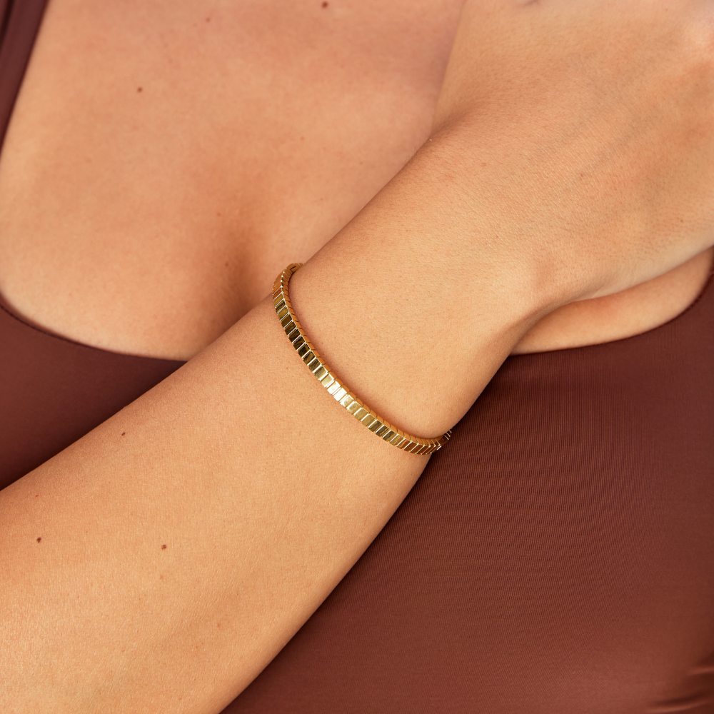 Gold bracelet with refined simplicity